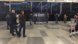В чеському аеропорту імені Вацлава Гавла чекають політв’язнів, утримуваних в Росії (відео) В чеському аеропорту імені Вацлава Гавла чекають політв’язнів, утримуваних в Росії (відео)