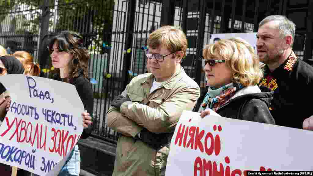 На фото посередині – Жемчугов Володимир – волонтер, учасник війни на сході  