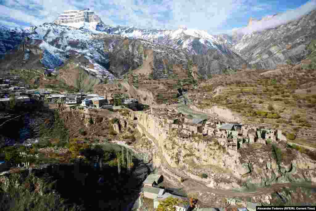 Вместо стен, как иглы, здесь торчат круглые бревна и балки. Когда-то давно они поддерживали дома. Но сейчас они наполовину съехали в долину. Это место широко известно в Дагестане (Россия) как Корода, по названию ближайшей крупной деревни. Но местные аварцы его называют Кхюрдабак – «аул на скале»