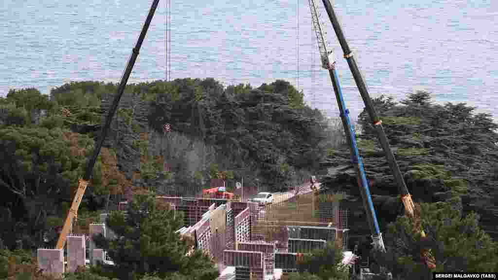 «Приватизация санатория прошла в 2016 году, и в ней участвовали две структуры – причем обе близкие к руководству Татарстана. В итоге Федерация профсоюзов Республики Татарстан выиграла этот аукцион, причем многие эксперты говорили, что для территории, которая еще с советских времен считалась суперэлитной, цена была выставлена крайне низкая. Сейчас местные жители переживают скорее не о том, что здесь построят что-то другое вместо детской базы – они переживают, что застройка откроет ящик Пандоры, и что впоследствии рядом может появиться какой-то элитный коттеджный поселок, к которому, возможно, будут причастны люди, близкие к руководству Республики Татарстан», – объясняет Аксельрод