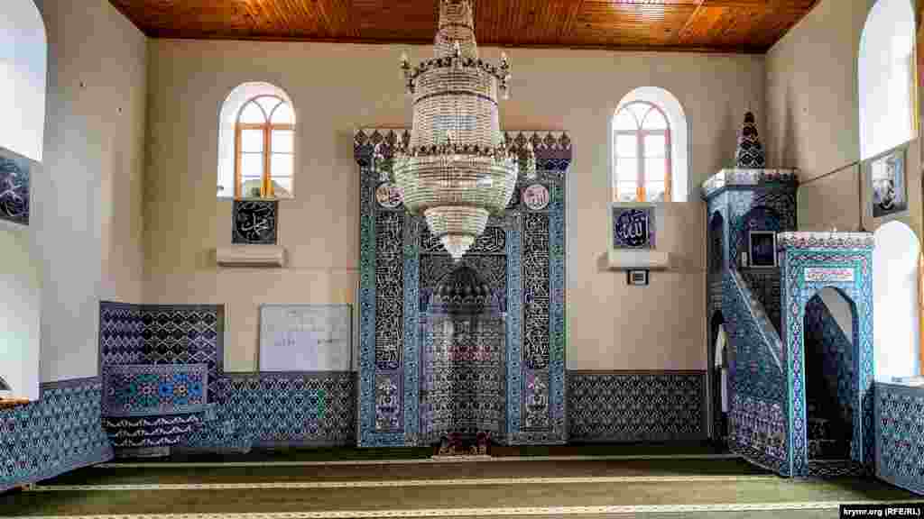 Юкъары Джами – единственная сохранившаяся в Алуште мечеть. Ее построили в середине 19 века и на сегодняшний день она является местной достопримечательностью и украшение южнобережного города. На фото – главное помещение, где проводятся пятничные коллективные намазы