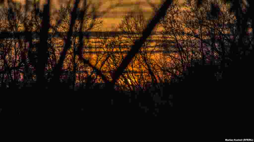 Денис додає, що основне завдання «трону» – донести людям, що ходити в ресторани, курити дорогі люльки й інше вони можуть робити доти, доки між ними й противником стоїть українська армія