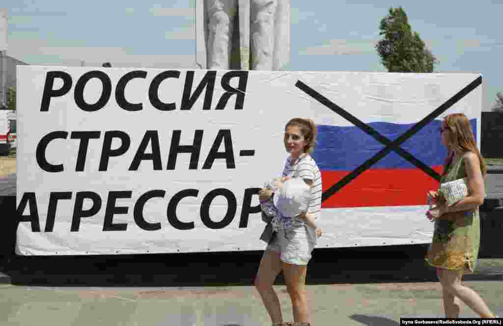 Біля підніжжя пам’ятника Святославу Мудрому, встановленим полком «Азов» в грудні 2015 року в подарунок жителям, розміщений банер «Росія – країна агресор»