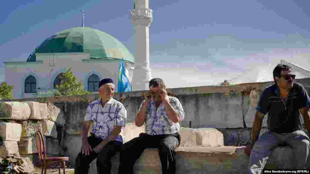 По окончанию утреннего намаза верующие возвращаются домой, где, по желанию, собираются группами на улицах и во дворах, чтобы восславить Аллаха  