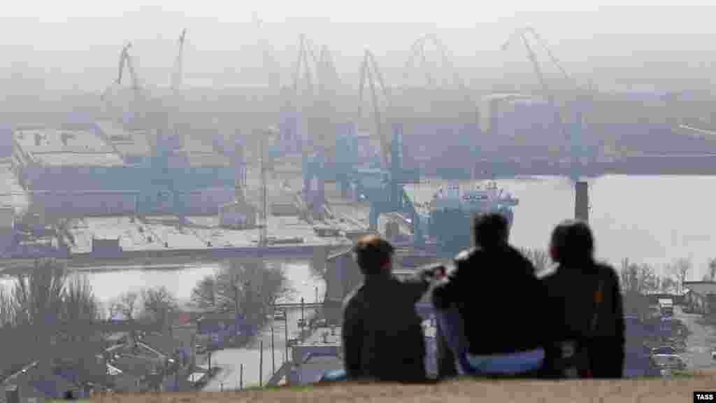 Город заволокло туманом. Отсюда – с горы Митридат – открывается вид на порт