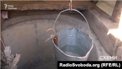 Щоб витягти з криниці воду, доводиться опускати відро по кілька разів