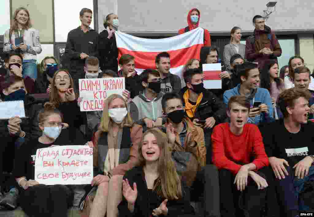 Плакат має написи з обох боків, які є зверненням до Олександра Лукашенка. З одного боку написано – «Діму викрали, хто наступний?», а з іншого – «Викрадаючи студентів, ти крадеш своє майбутнє»