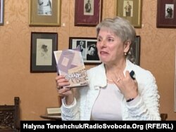 Оксана Величко презентує книгу-спогадів Михайла Голинського