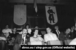 Члени делегації з Польщі на Установчому з'їзді НРУ. На першому плані (зліва направо): Францішек Сак – депутат Сейму; Богуміла Бердиховська – директор Відділу національних меншин в Міністерстві мистецтва та культури Польщі (1989–1994); Богдан Борусевич – заступник голови профспілки «Солідарність», Адам Міхнік – депутат Сейму, головний редактор «Газети виборчої». У другому ряді під зображенням козака: секретар з питань ідеології ЦК КПУ Леонід Кравчук. (Фото з особистого архіву Богуміли Бердиховської)