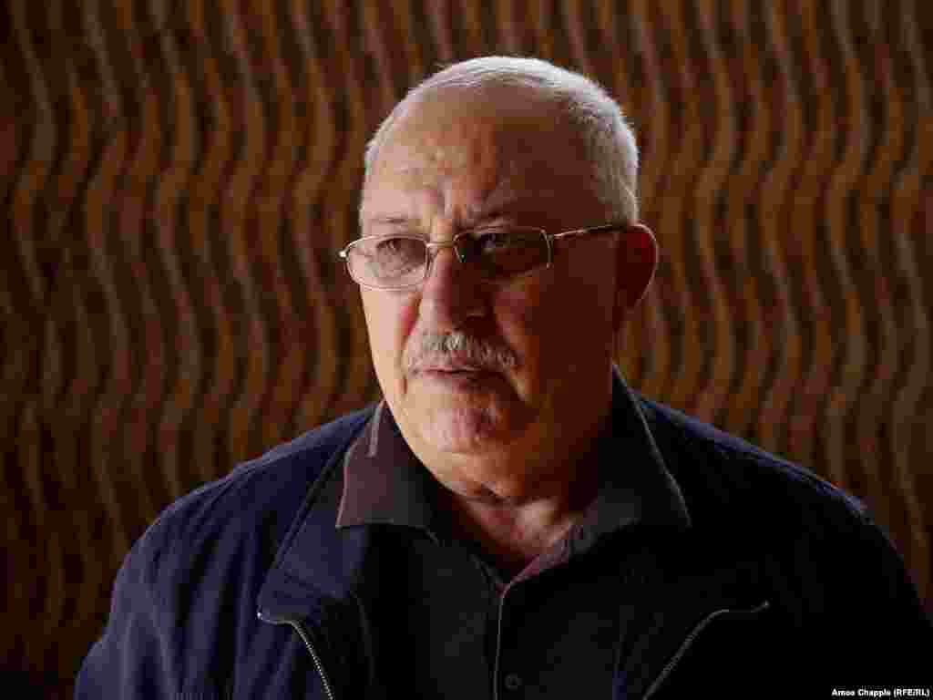 Mirza Sloian, jazidski privrednik koji u Moskvi posjeduje trgovački centar, rođen je u Aknaliču i plaća izgradnju kompletnog kompleksa u ovom selu. "Naša budućnost je u Armeniji... Gdje god je džamija, to mjesto nije za Jazide. Ovdje smo u sigurnoj zemlji, u katoličkoj zemlji, i to je naša najveća sreća", kaže Sloian.