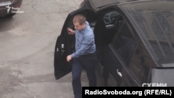 Ця людина щодня з'являється на подвір'ї управління СБУ