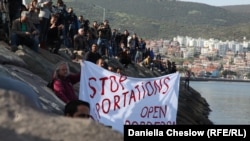 В Турцию прибывает первая группа депортированных из Греции мигрантов (4 апреля 2016 года)