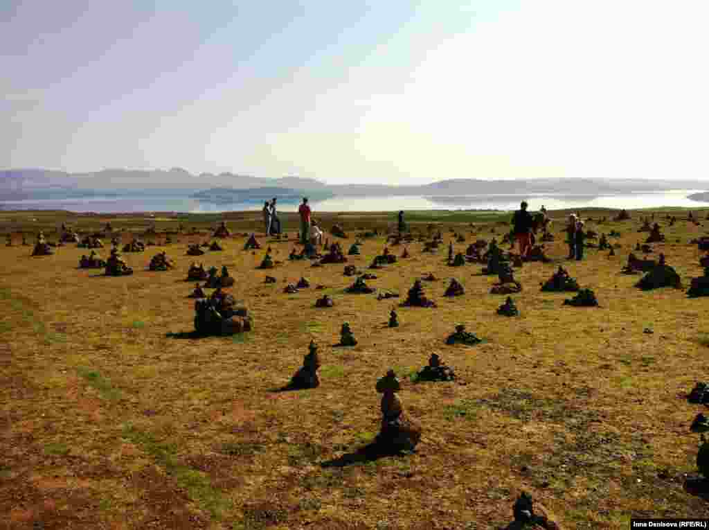 Каменные пирамидки на подъезде к парку Тингвеллир ставят их на удачу и называют "троллями" - это традиция - построить "тролля" - заимствована из Норвегии. 