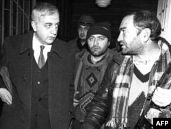 Звиад Гамсахурдиа со своими охранниками в бункере под зданием парламента Грузии. Тбилиси, 28 декабря 1991 года