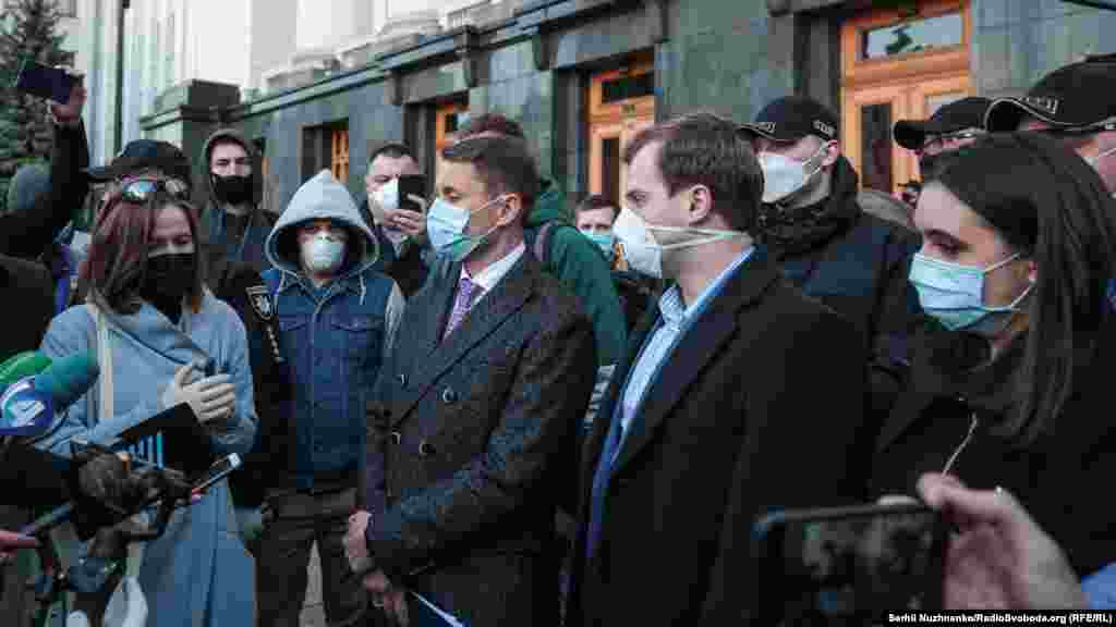 До учасників протесту, по закінченню акції, вийшли речниця президента України Юлія Мендель, прокурор у справі Андрій Сенюк, і заступник генпрокурора Олексій Симоненко, який наразі відповідальний за справу Катерини Гандзюк. Між ними і учасниками акції сталася словесна перепалка. (Зліва направо: адвокатка потерпілих Євгенія Закревська, заступник генпрокурора Олексій Симоненко, прокурор у справі Андрій Сенюк, речниця президента України Юлія Мендель)