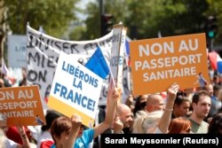 Десятки тисяч французів протестували в Парижі та інших містах 31 липня проти запланованих заходів з протидії поширенню коронавірусу