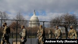 За словами речника Міноборони Джона Кірбі, Капітолій охоронятимуть 2300 співробітників Нацгвардії, що становить близько половини нинішнього контингенту, дислокованого біля будівлі Конгресу.