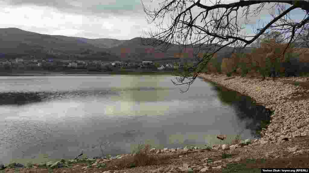 На северо-восточной окраине села, рядом с шоссе – довольно большой пруд, размерами приблизительно 250 на 250 метров. Он наполняется ручьями, в основном, весной. Так пруд выглядел 18 ноября 2020 года 