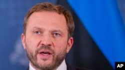 «У нас дуже чітка позиція: зниження стелі цін на нафту має бути включене в цей пакет. У цьому питанні у нас дуже стійка позиція» – сказав Маргус Цахкна