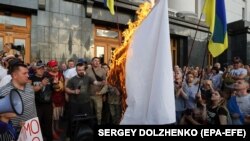 Під час акції біля Адміністрації президента України проти «капітуляції та реваншу проросійських сил в Україні», на якій спалили білий «прапор капітуляції». Київ, 10 червня 2019 року