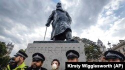 Пам’ятник Черчиллю під захистом поліції, Лондон, 9 червня 2020 року