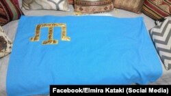 Крымскотатарский флаг: золотая тамга на голубом полотнище