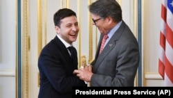 Президент України Володимир Зеленський (ліворуч) заперечив, що міністр США з енергетики (праворуч) Рік Перрі просив його звільнити голову правління «Нафтогазу» Андрія Коболєва