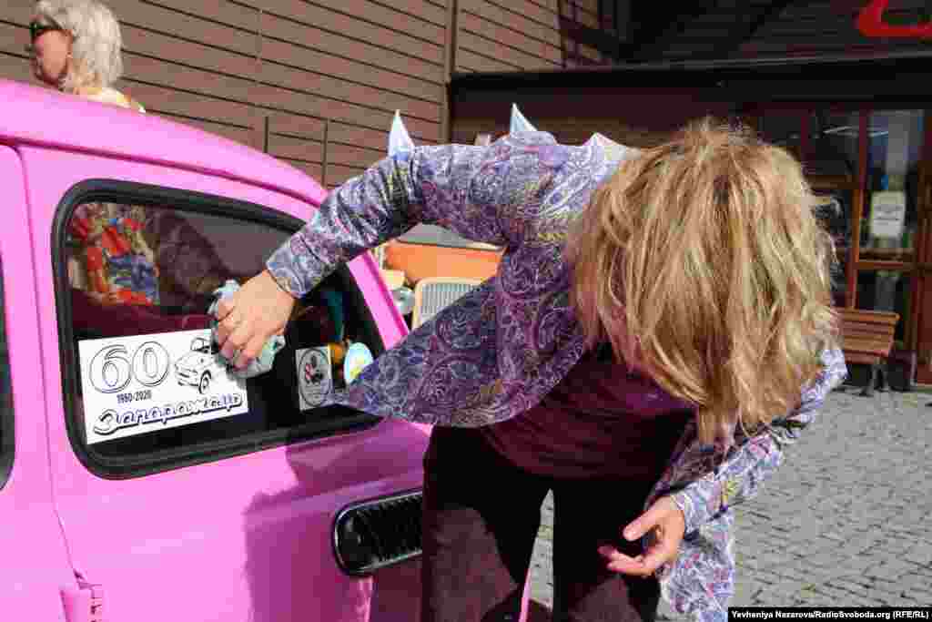 Перші «запорожці» були схожі на італійські «Фіат 400» і виробляв їх колишній завод сільгосптехніки «Комунар», який спеціально переобладнали для запуску цих авто