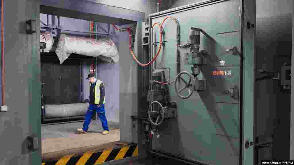 Zapečaćena vrata unutar OSM-a koja se zatvaraju nakon što crveno svjetlo iznad  vrata počne treperiti i oglasi se alarm. Samo su neke stanice praške podzemne željeznice opremljene za zatvaranje u slučaju nuklearnog rata. Praška gradska saobraćajna kompanija navodi stanice na interaktivnoj karti, zajedno s tunelima podzemne željeznice između njih koji bi služili kao utočište.  