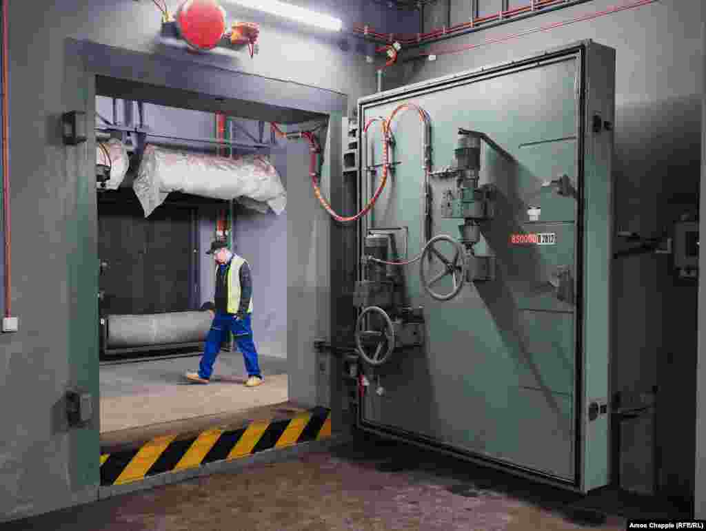 Запечатані двері всередині OSM, які зачиняються після того, як червоне світло над дверима починає блимати та звучить сигнал тривоги. Лише деякі станції празького метро обладнані для герметичного закриття на випадок ядерної війни. Міська транспортна компанія Праги перелічує станції на інтерактивній мапі разом із тунелями метро між ними, які слугуватимуть як укриття &nbsp;