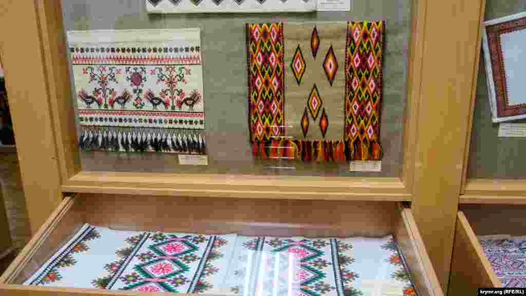 Газетница «Добрые руки» (справа) вышита полвека назад