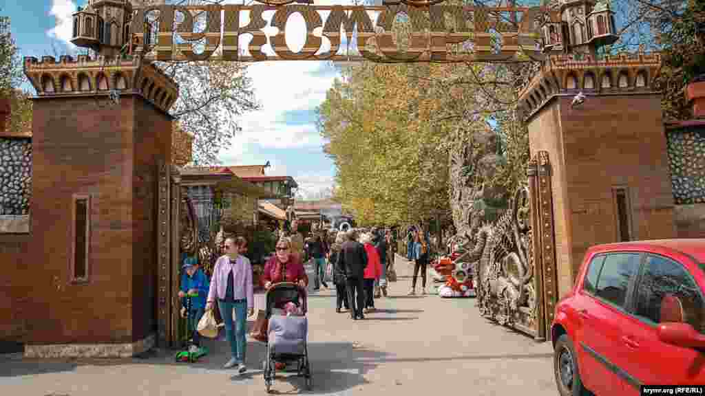 За воротами парка «Лукоморье» находится главная аллея, по обе стороны которой расположились столики национально-культурных обществ