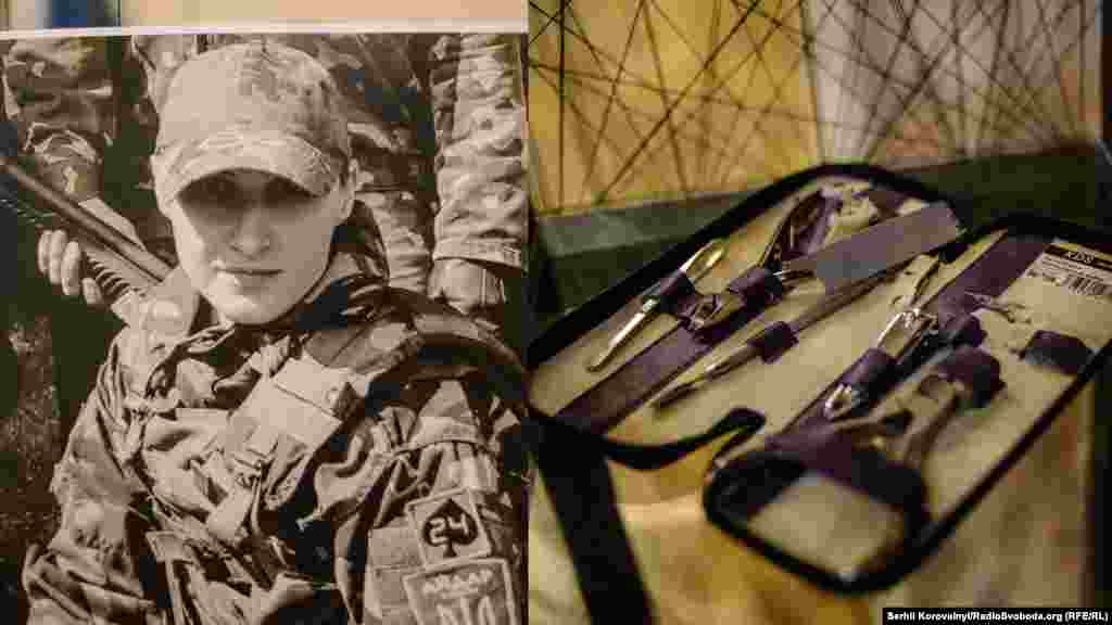 «Дама». Ірина, медик з батальону Айдар. Її життя назавжди змінилось, коли на Луганщині загинув її друг, також медик. Фахової освіти Ірина не мала, навчалась надавати медичну допомогу одразу на фронті. З лютого 2015 отримала міжнародний сертифікат з військової медицини, зараз вчить молодь на різних полігонах та є інструктором у нової поліції. На виставці представлений простріляний манікюрний набір добровольця «Дами», який був пошкоджений під час мінометного обстрілу