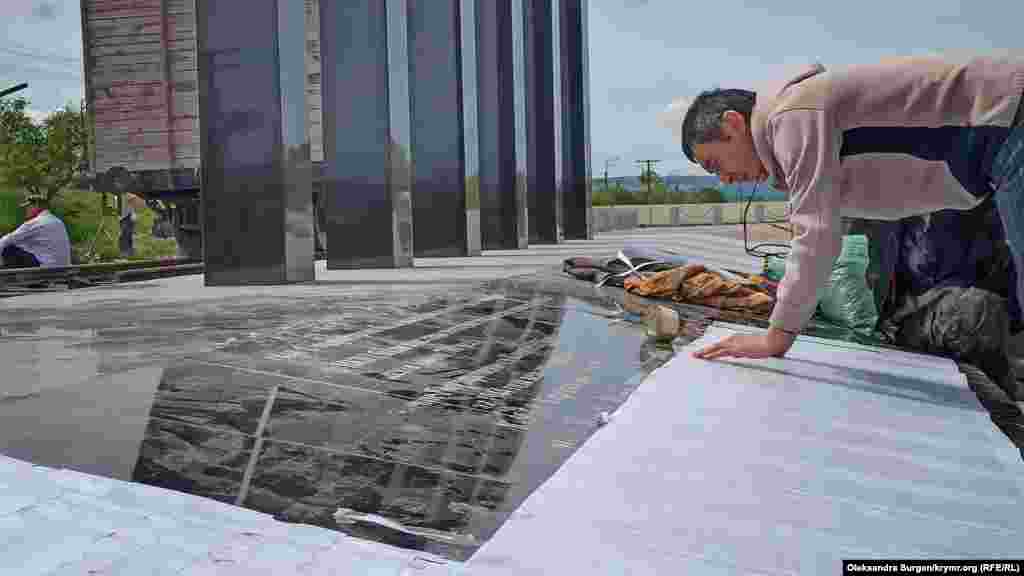 На мемориальную доску наносятся буквы  