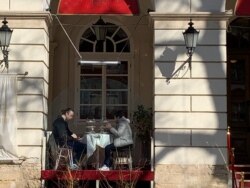 Зранку львів'яни допивали каву у кав'ярнях