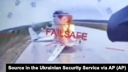 Na videosnimci ukrajinskog drona koji napada zračnu bazu Belaja, blizu ruske granice s Mongolijom, vidi se ruski vojni avion u plamenu.