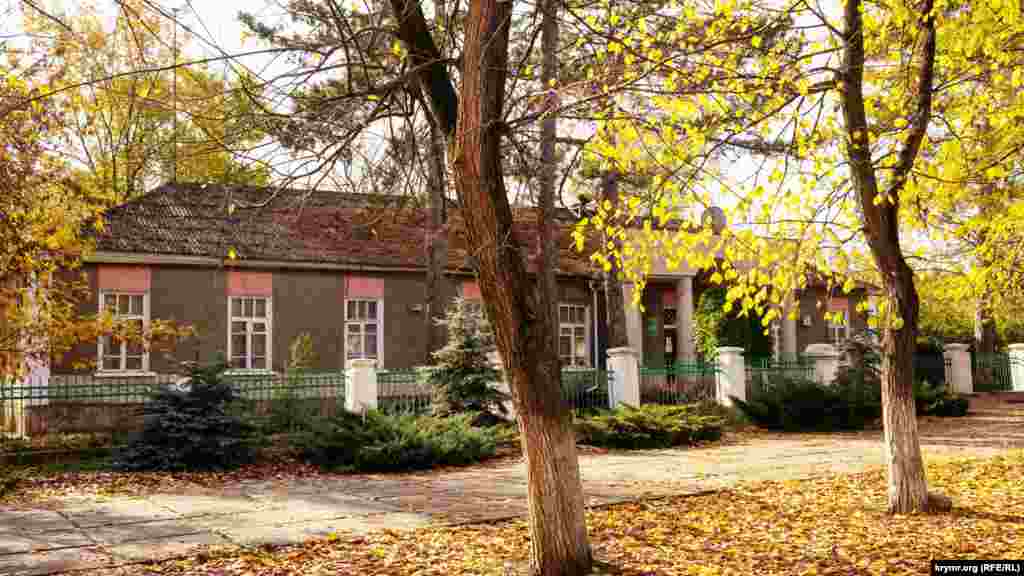 Через аллею от мечети – офис местной агрофирмы, которая занимается производством кумыса