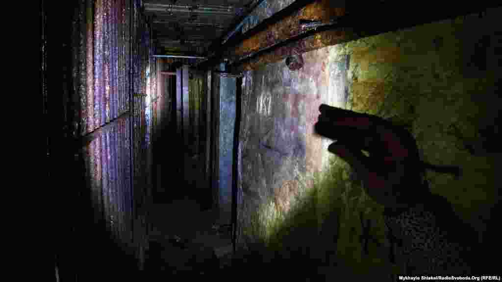 Це сховище розташоване під колишньою жіночою в’язницею, зараз це поліцейська частина. У вузьких коридорах прохолодно та вогко, деякі ділянки сховища відгороджені решітками та замкнені на ключ. Там планували тримати під час бомбардувань в’язнів