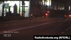 Кортеж Віктора Медведчука повертає у напрямку маєтку Порошенка