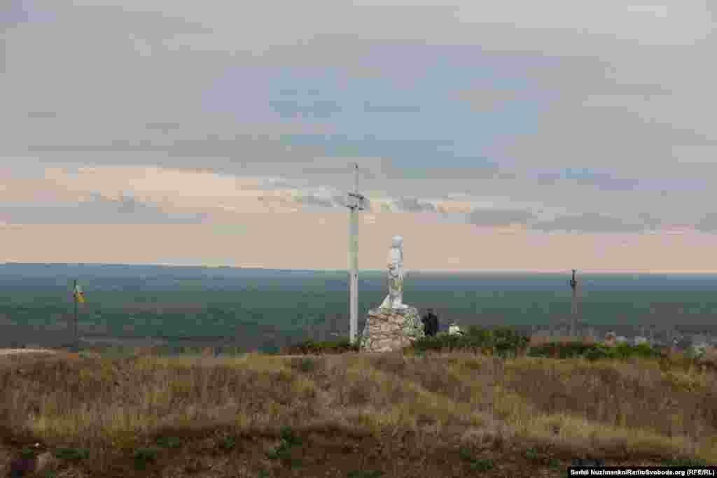 Гора Кременець, вересень  2022 року / Праворуч: початок жовтня 2024-го  В Ізюмі зараз відносно тихо. Найактивніші бойові дії зараз точаться за 50 кілометрів від міста. Гора Кременець, сонячне гало  