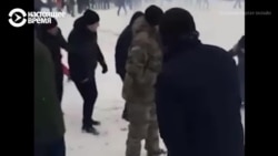 Выстрелы в Актобе: полиция стреляет по протестующим, которые пытались прорваться в акимат Выстрелы в Актобе: полиция стреляет по протестующим, которые пытались прорваться в акимат