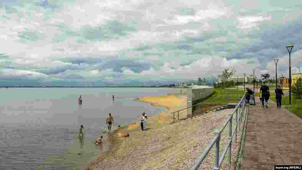 В самом Сакском озере и стар, и млад купаются. А чтобы «полечиться», измазав себя черным, как смола илом, люди заходят чуть ли не на середину неглубокого водоема. (Мы не рекомендуем грязелечение и советуем обратиться к вашему лечащему врачу для консультации, прежде чем приступить к этой процедуре в домашних условиях)