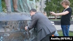 Рафис Кашапов Тукай һәйкәленә ак тасма бәйли