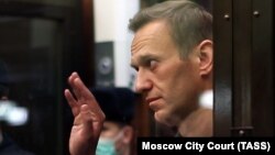 За словами адвоката, в опозиціонера, який має проблеми зі спиною й ногами, почала зникати чутливість рук, а температура тіла коливається в діапазоні від 38 до 39 градусів