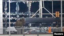 Разбитые при взрывах окна брюссельского аэропорта