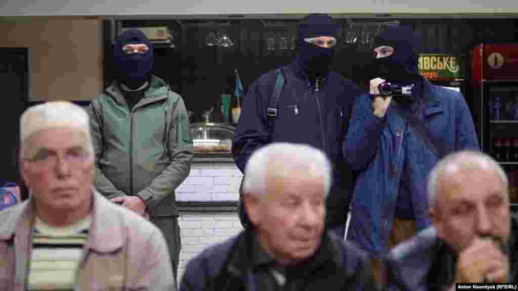 «Основное требование – явиться в прокуратуру Лиле Гемеджи и Диляверу Меметову в рамках проверки на экстремизм», – рассказал корреспондент Крым.Реалии