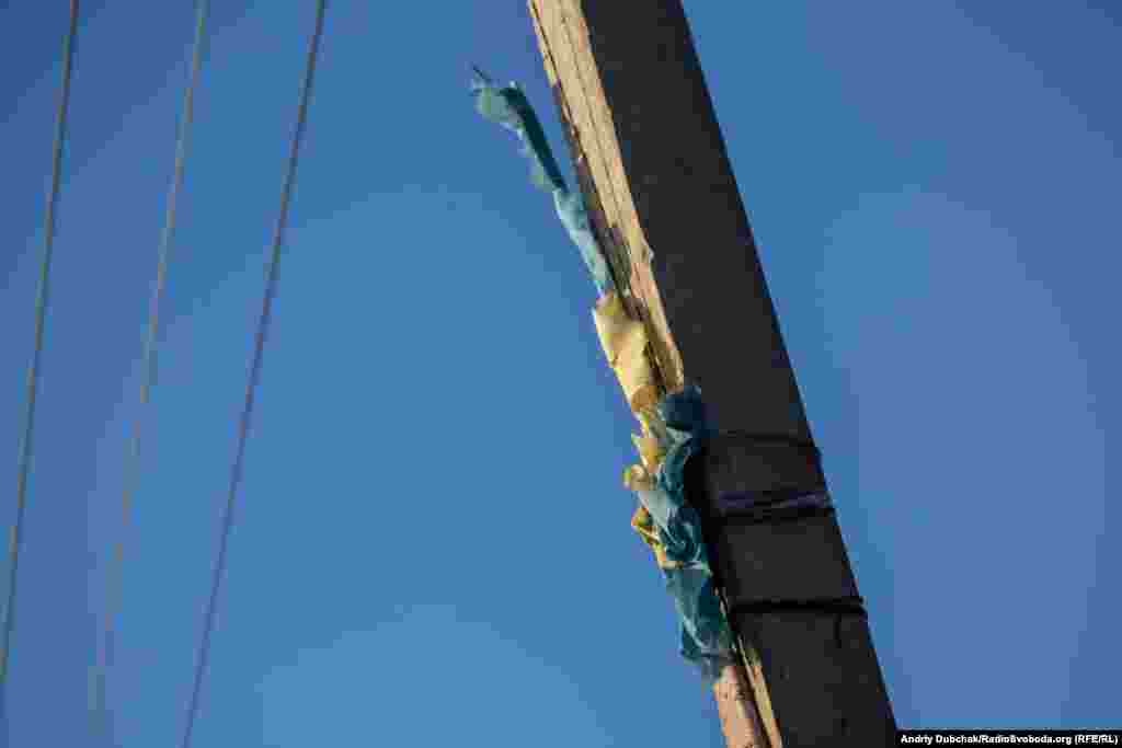 Наразі українські військові, які тримають оборону перед селищем Золоте-4, не відходять зі своїх позицій. Ділянка розведення № 2 розташовується між селищами Золоте-4 і Луганське (№1 – це Станиця Луганська). На фото – український прапор на стовпі у Золотому-4