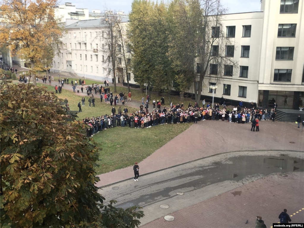 Студенти біля БДУ