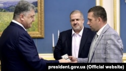 Петр Порошенко (л) назначает нового представителя президента Украины в Крыму Бориса Бабина (п), 17 августа 2017 год