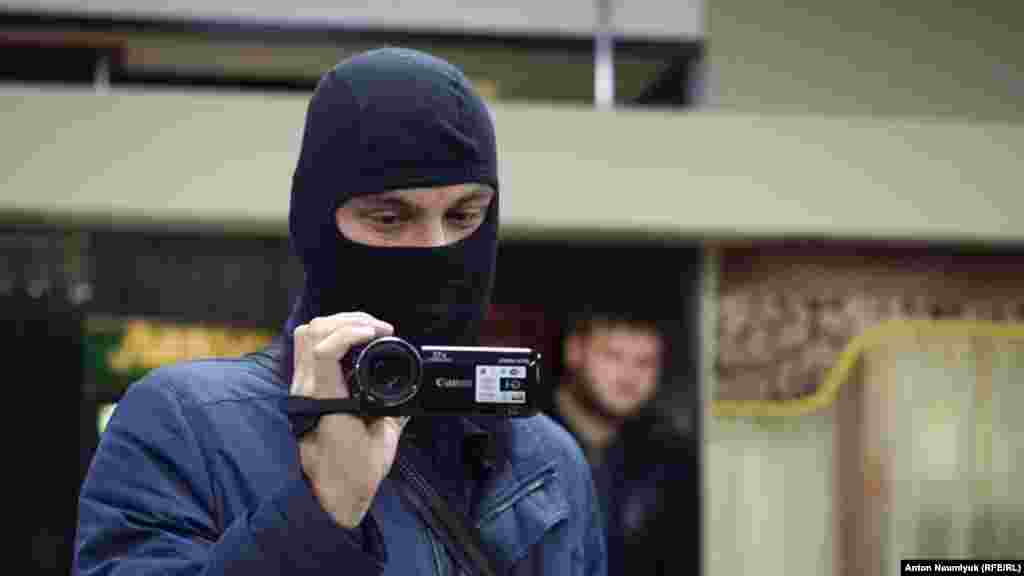 По словам силовиков, к ним поступила информация «о готовящихся одиночных пикетах, организаторами которых могут выступить Гемеджи и Меметов»